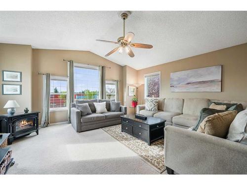 3311 Douglasdale Boulevard Se, Calgary, AB - Indoor Photo Showing Living Room