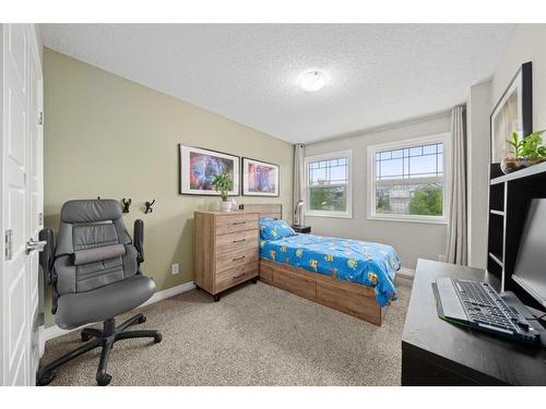 18 Masters Villas Se, Calgary, AB - Indoor Photo Showing Bedroom