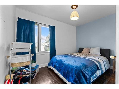 218 19 Avenue Nw, Calgary, AB - Indoor Photo Showing Bedroom