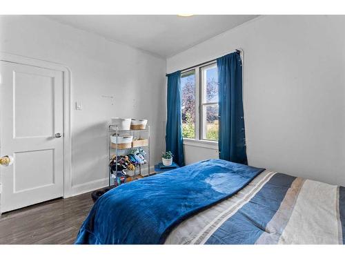 218 19 Avenue Nw, Calgary, AB - Indoor Photo Showing Bedroom