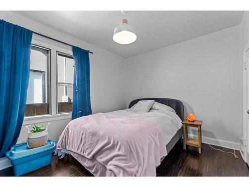 218 19 Avenue Nw, Calgary, AB - Indoor Photo Showing Bedroom