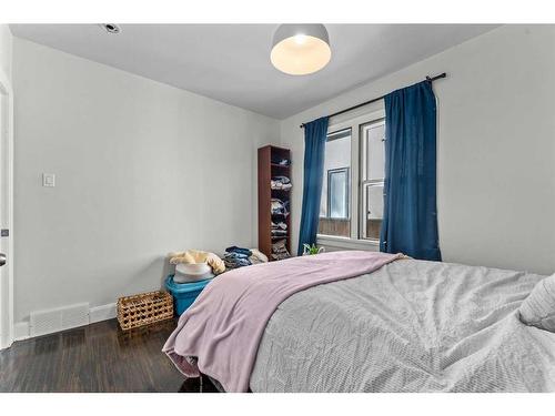 218 19 Avenue Nw, Calgary, AB - Indoor Photo Showing Bedroom