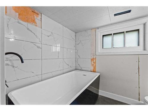 218 19 Avenue Nw, Calgary, AB - Indoor Photo Showing Bathroom