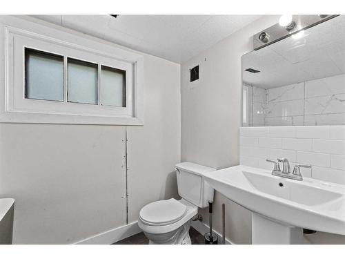 218 19 Avenue Nw, Calgary, AB - Indoor Photo Showing Bathroom