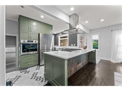 218 19 Avenue Nw, Calgary, AB - Indoor Photo Showing Kitchen With Upgraded Kitchen