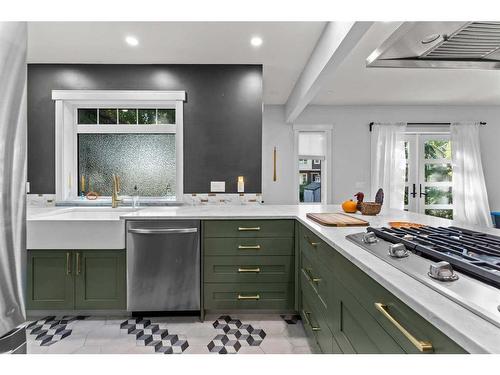 218 19 Avenue Nw, Calgary, AB - Indoor Photo Showing Kitchen