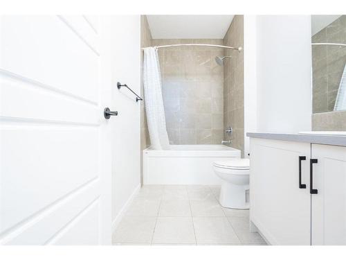 147 Dawson Harbour Hill, Chestermere, AB - Indoor Photo Showing Bathroom