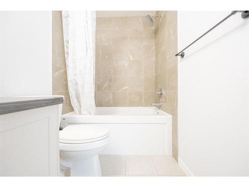 147 Dawson Harbour Hill, Chestermere, AB - Indoor Photo Showing Bathroom