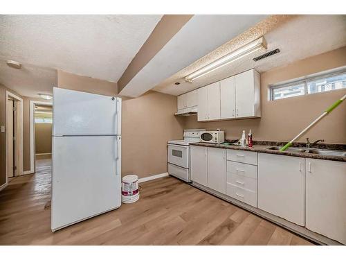 6043 8 Avenue Se, Calgary, AB - Indoor Photo Showing Kitchen With Double Sink