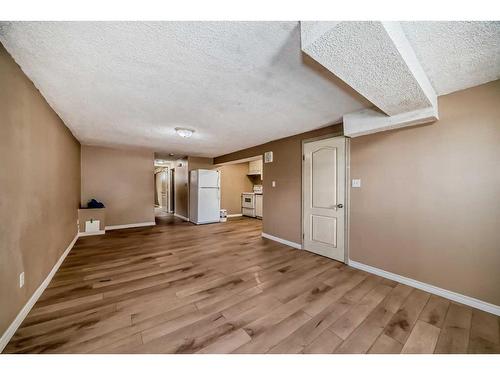 6043 8 Avenue Se, Calgary, AB - Indoor Photo Showing Other Room