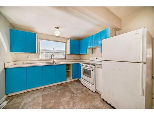 6043 8 Avenue Se, Calgary, AB - Indoor Photo Showing Kitchen