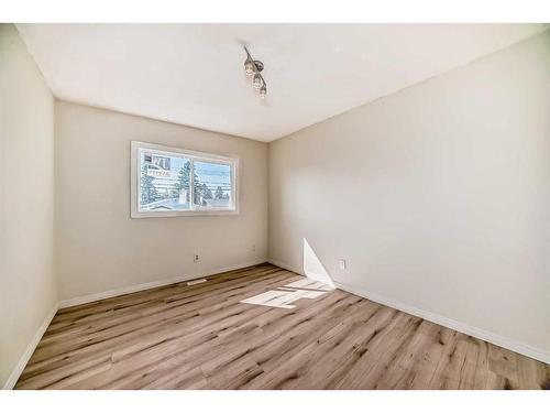 6043 8 Avenue Se, Calgary, AB - Indoor Photo Showing Other Room