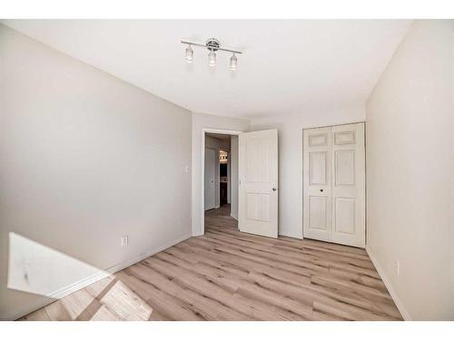 6043 8 Avenue Se, Calgary, AB - Indoor Photo Showing Other Room