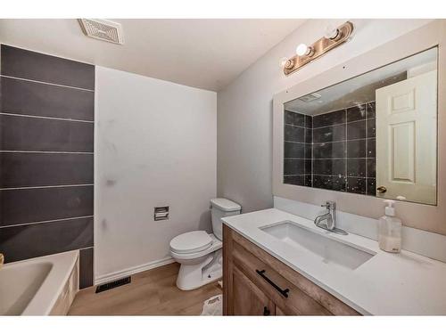 6043 8 Avenue Se, Calgary, AB - Indoor Photo Showing Bathroom