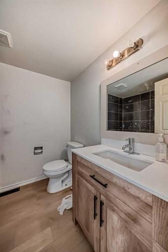 6043 8 Avenue Se, Calgary, AB - Indoor Photo Showing Bathroom