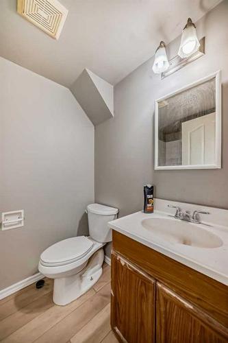 6043 8 Avenue Se, Calgary, AB - Indoor Photo Showing Bathroom