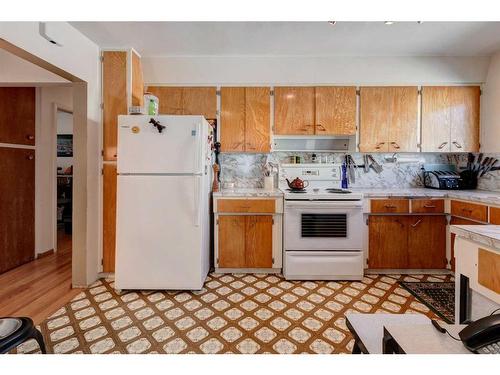 82 Gordon Drive Sw, Calgary, AB - Indoor Photo Showing Kitchen With Double Sink