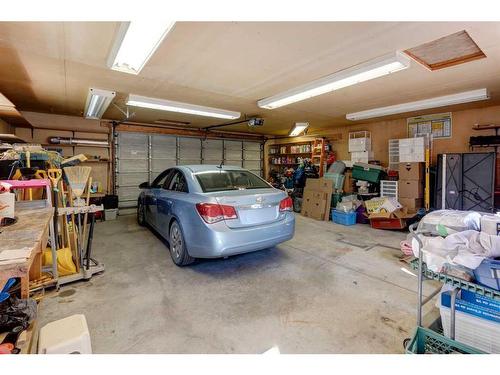 82 Gordon Drive Sw, Calgary, AB - Indoor Photo Showing Garage