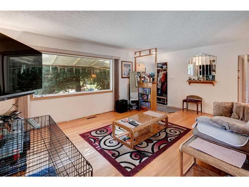 82 Gordon Drive Sw, Calgary, AB - Indoor Photo Showing Living Room