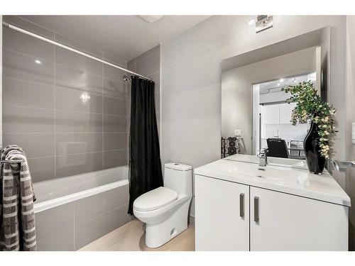 2605-1010 6 Street Sw, Calgary, AB - Indoor Photo Showing Bathroom