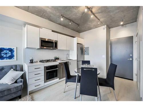 2605-1010 6 Street Sw, Calgary, AB - Indoor Photo Showing Kitchen With Stainless Steel Kitchen