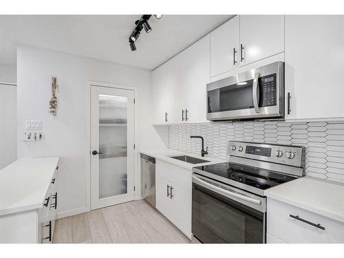 406-1213 13 Avenue Sw, Calgary, AB - Indoor Photo Showing Kitchen