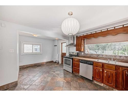 224 1 Avenue Ne, Airdrie, AB - Indoor Photo Showing Kitchen