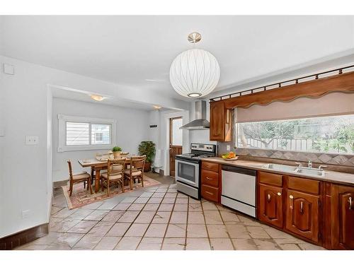 224 1 Avenue Ne, Airdrie, AB - Indoor Photo Showing Kitchen