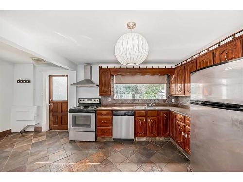 224 1 Avenue Ne, Airdrie, AB - Indoor Photo Showing Kitchen With Double Sink