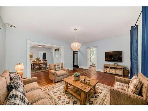 224 1 Avenue Ne, Airdrie, AB - Indoor Photo Showing Living Room