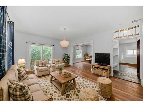 224 1 Avenue Ne, Airdrie, AB - Indoor Photo Showing Living Room