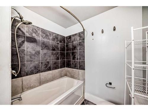 224 1 Avenue Ne, Airdrie, AB - Indoor Photo Showing Bathroom