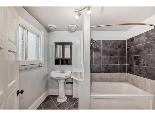 224 1 Avenue Ne, Airdrie, AB - Indoor Photo Showing Bathroom