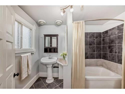 224 1 Avenue Ne, Airdrie, AB - Indoor Photo Showing Bathroom