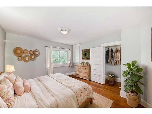 224 1 Avenue Ne, Airdrie, AB - Indoor Photo Showing Bedroom