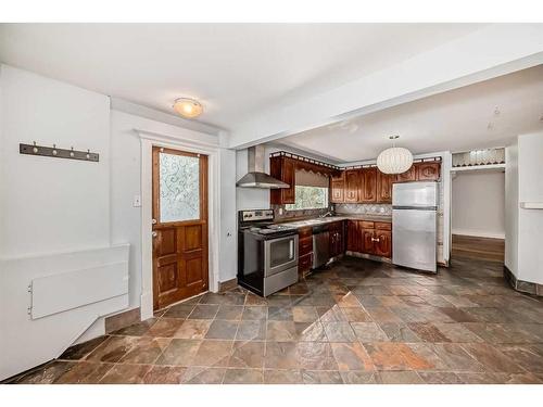 224 1 Avenue Ne, Airdrie, AB - Indoor Photo Showing Kitchen