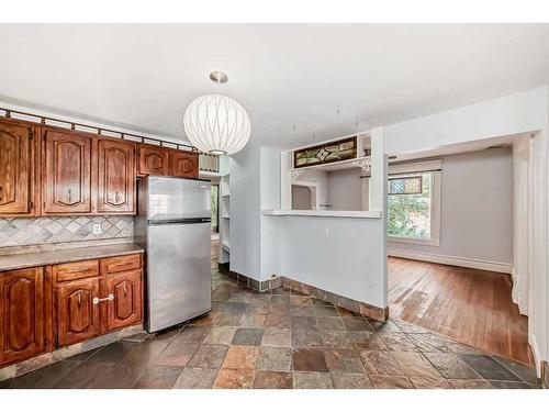 224 1 Avenue Ne, Airdrie, AB - Indoor Photo Showing Kitchen