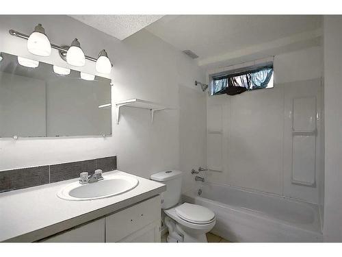 5607 Rundlehorn Drive Ne, Calgary, AB - Indoor Photo Showing Bathroom