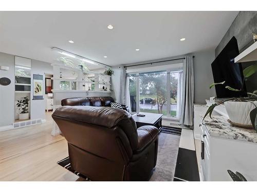 6424 18 Street Se, Calgary, AB - Indoor Photo Showing Living Room