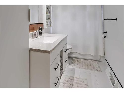 6424 18 Street Se, Calgary, AB - Indoor Photo Showing Bathroom