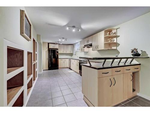 6424 18 Street Se, Calgary, AB - Indoor Photo Showing Kitchen