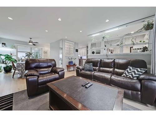 6424 18 Street Se, Calgary, AB - Indoor Photo Showing Living Room