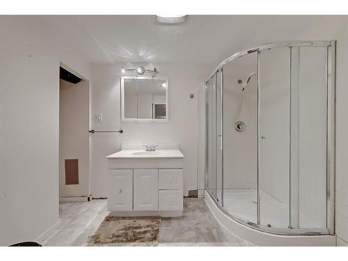 2629 And 2631 25 Avenue Sw, Calgary, AB - Indoor Photo Showing Bathroom