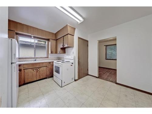 2629 And 2631 25 Avenue Sw, Calgary, AB - Indoor Photo Showing Kitchen