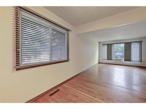 2629 And 2631 25 Avenue Sw, Calgary, AB - Indoor Photo Showing Other Room