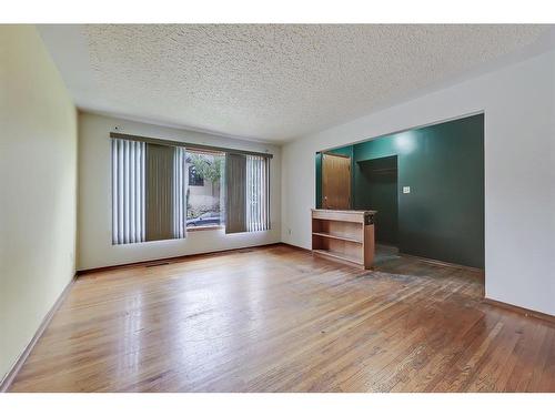 2629 And 2631 25 Avenue Sw, Calgary, AB - Indoor Photo Showing Living Room