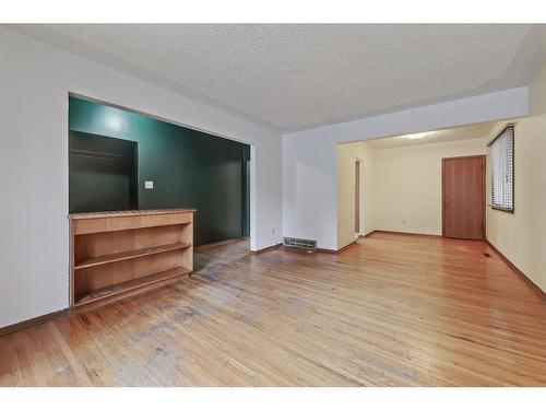 2629 And 2631 25 Avenue Sw, Calgary, AB - Indoor Photo Showing Other Room