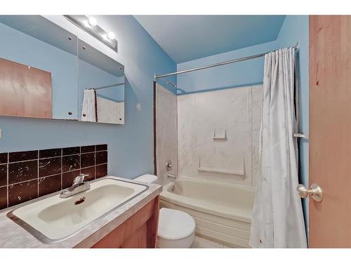 2629 And 2631 25 Avenue Sw, Calgary, AB - Indoor Photo Showing Bathroom