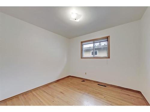 2629 And 2631 25 Avenue Sw, Calgary, AB - Indoor Photo Showing Other Room