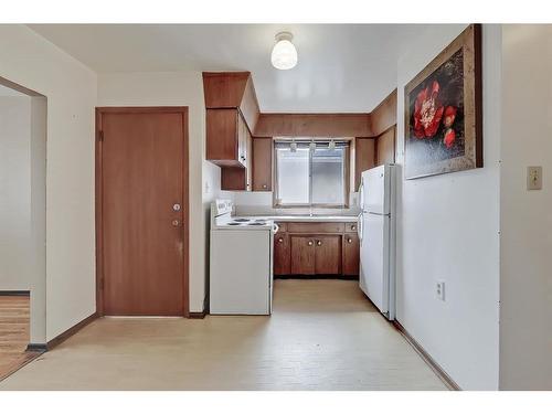 2629 And 2631 25 Avenue Sw, Calgary, AB - Indoor Photo Showing Kitchen